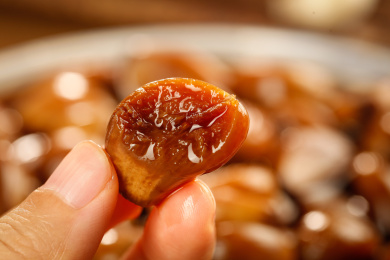 木底上的酱泡蒜