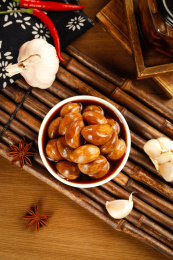 木底上的酱泡蒜