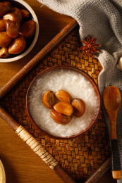 木底上的酱泡蒜