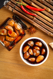 木底上的酱泡蒜