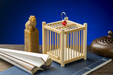 竹制鸣虫虫具蝈蝈笼子摆放在桌面上特写