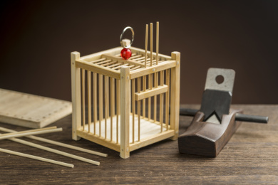 竹制鸣虫虫具蝈蝈笼子摆放在桌面上特写