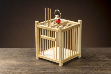 竹制鸣虫虫具蝈蝈笼子摆放在桌面上特写