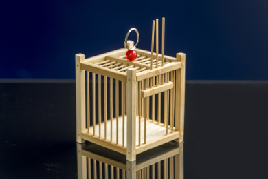 竹制鸣虫虫具蝈蝈笼子摆放在桌面上特写