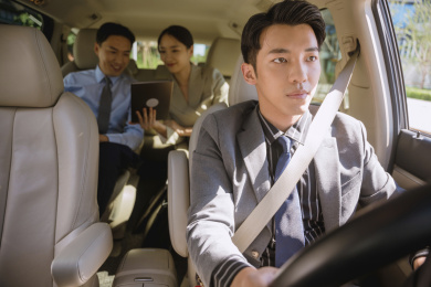 商务人士在商务车内办公