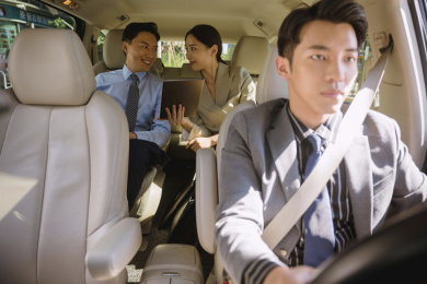 商务人士在商务车内办公