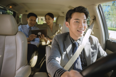 商务人士在商务车内办公