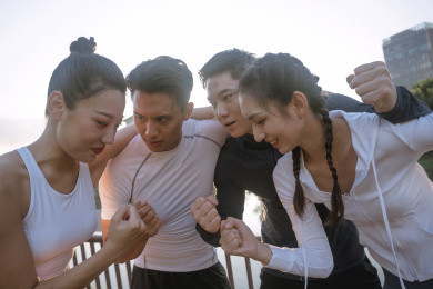 四个年轻人在城市公园里跑步