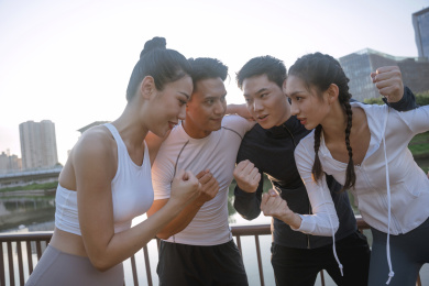 四个年轻人在城市公园里跑步