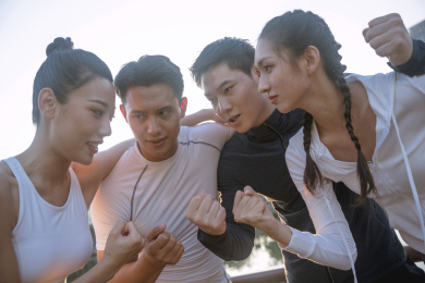 四个年轻人在城市公园里跑步