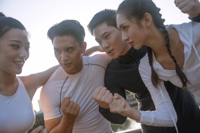 四个年轻人在城市公园里跑步