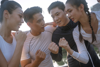 四个年轻人在城市公园里跑步