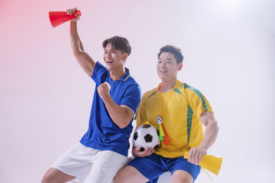 两个球迷在看球