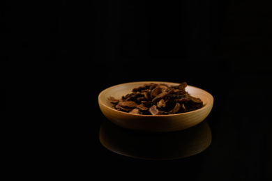 桌面上的盘子里的干爽的胰岛果