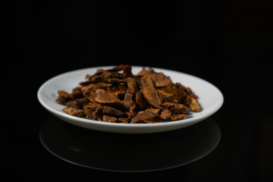 桌面上的盘子里的干爽的胰岛果