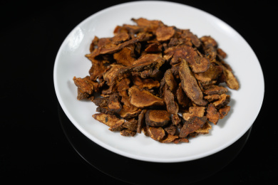 桌面上的盘子里的干爽的胰岛果