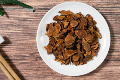 桌面上的盘子里的干爽的胰岛果