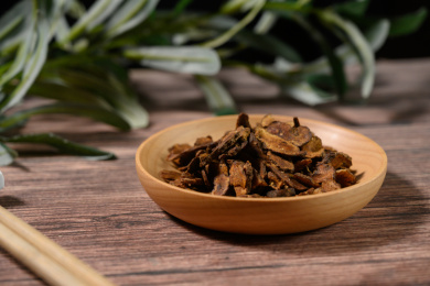 桌面上的盘子里的干爽的胰岛果