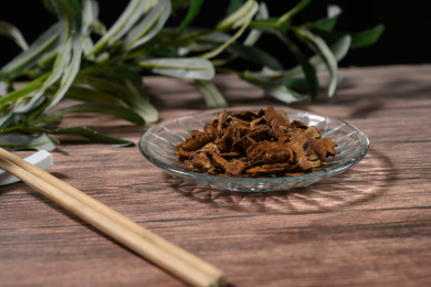 桌面上的盘子里的干爽的胰岛果