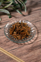 桌面上的盘子里的干爽的胰岛果