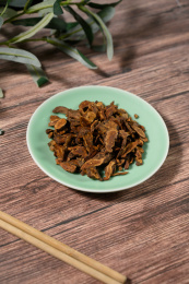 桌面上的盘子里的干爽的胰岛果