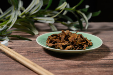 桌面上的盘子里的干爽的胰岛果