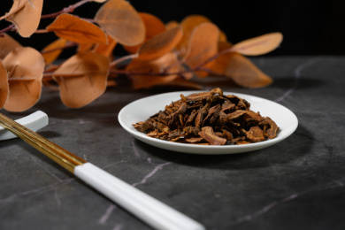 桌面上的盘子里的干爽的胰岛果