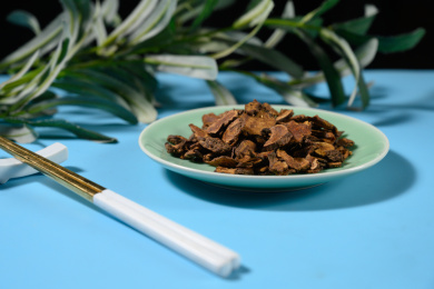 桌面上的盘子里的干爽的胰岛果