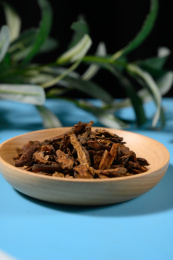 桌面上的盘子里的干爽的胰岛果