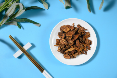 桌面上的盘子里的干爽的胰岛果