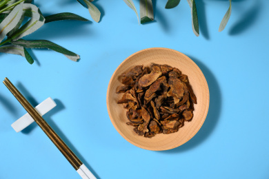 桌面上的盘子里的干爽的胰岛果