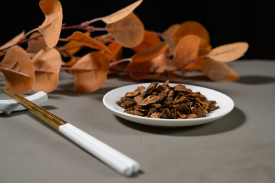 桌面上的盘子里的干爽的胰岛果