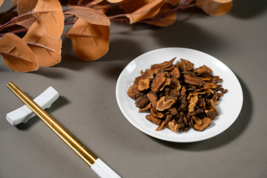 桌面上的盘子里的干爽的胰岛果