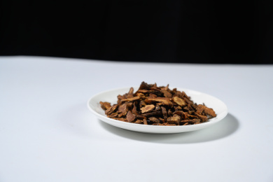 桌面上的盘子里的干爽的胰岛果