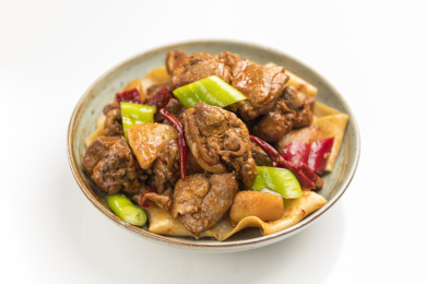 新疆美食大盘鸡摆放在桌面上特写