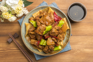 新疆美食大盘鸡摆放在桌面上特写