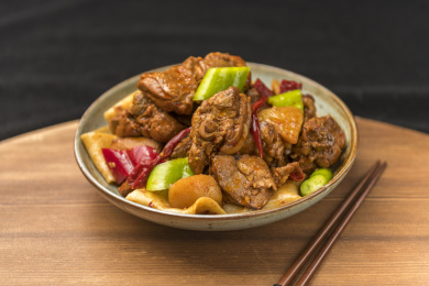 新疆美食大盘鸡摆放在桌面上特写