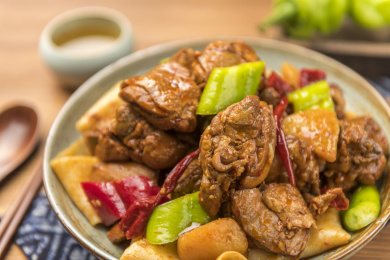 新疆美食大盘鸡摆放在桌面上特写