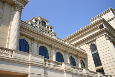 秋日阳光下的武汉新港华中贸易服务区大厦