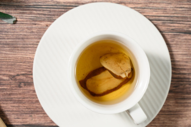 桌面上的杯子里的甘甜可口的白术茶