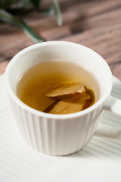 桌面上的杯子里的甘甜可口的白术茶