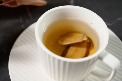 桌面上的杯子里的甘甜可口的白术茶