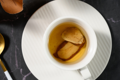 桌面上的杯子里的甘甜可口的白术茶
