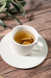 桌面上的杯子里的甘甜可口的白术茶