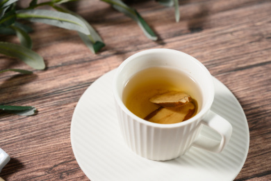 桌面上的杯子里的甘甜可口的白术茶