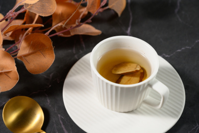 桌面上的杯子里的甘甜可口的白术茶