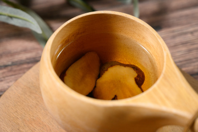 桌面上的杯子里的甘甜可口的白术茶