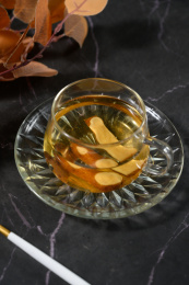 桌面上的杯子里的甘甜可口的白术茶