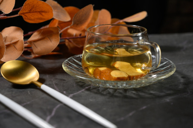桌面上的杯子里的甘甜可口的白术茶