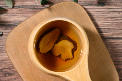 桌面上的杯子里的甘甜可口的白术茶
